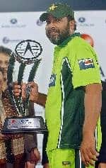 Inzamam-ul-haq waves to the crowd after receiving the life time achievement award from the Pakistan Cricket Board Chairman Dr. Nasim Ashraf (left) at the Gaddafi Stadium in Lahore.